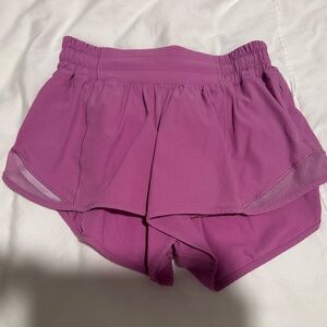 Lululemon hotty hot low-rise lined shorts 2.5 inches